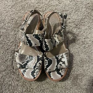 Vince Camuto Women’s 6 Snake Skin Platform Sandals